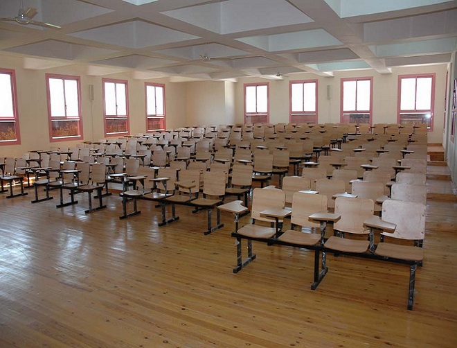 طلاب في الحرم الجامعي