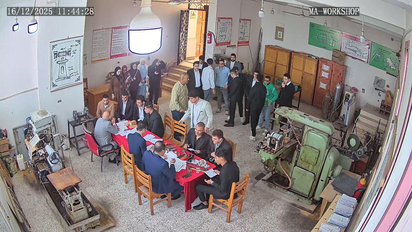 طلاب في المعمل