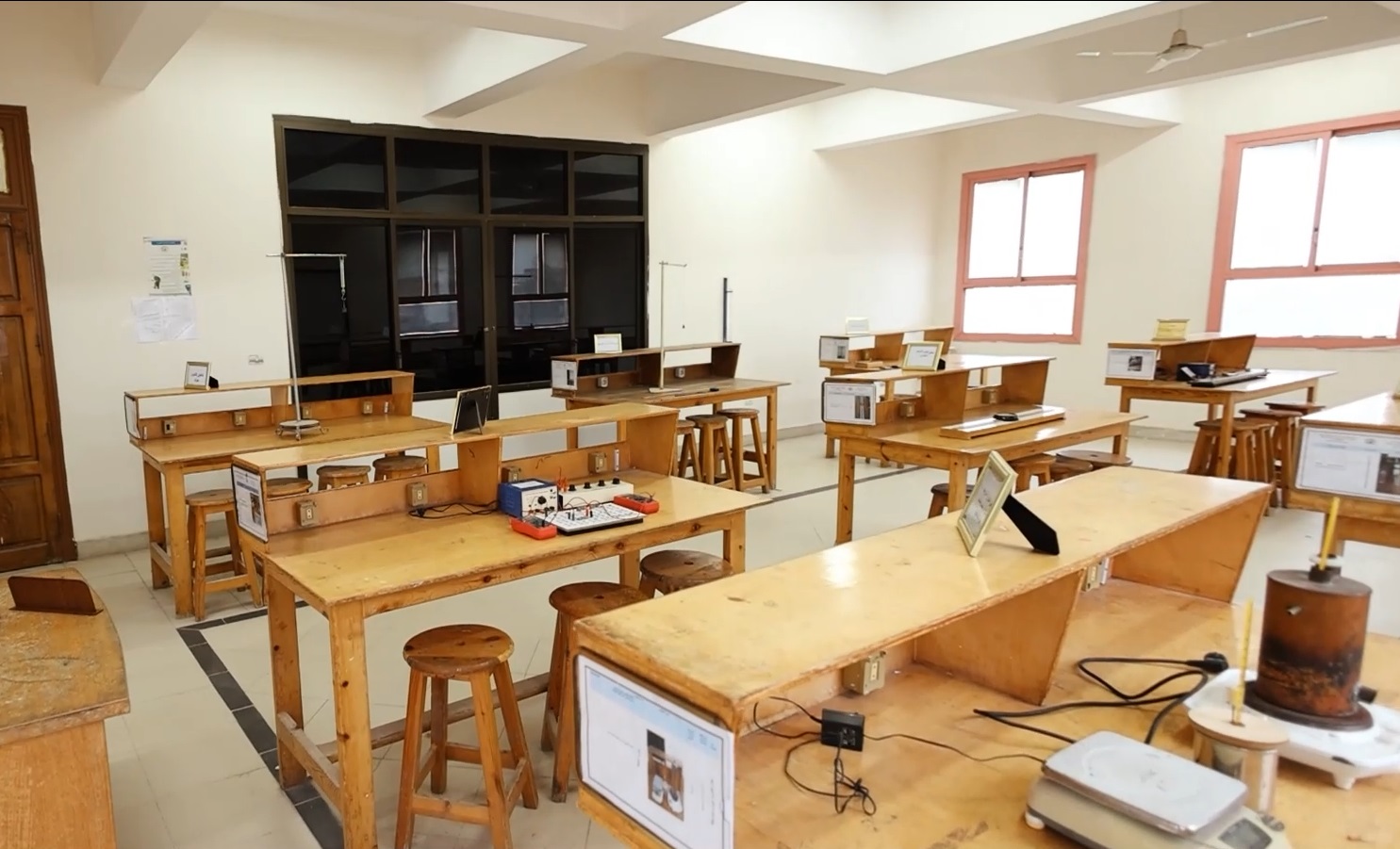 مكتبة المعهد