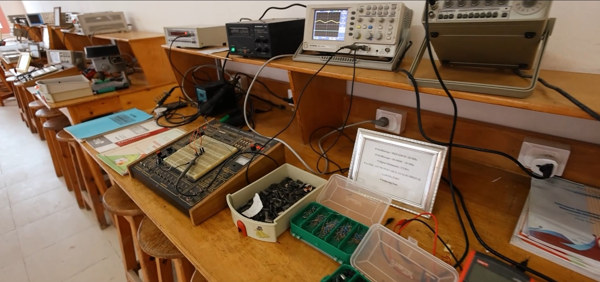 مكتبة المعهد