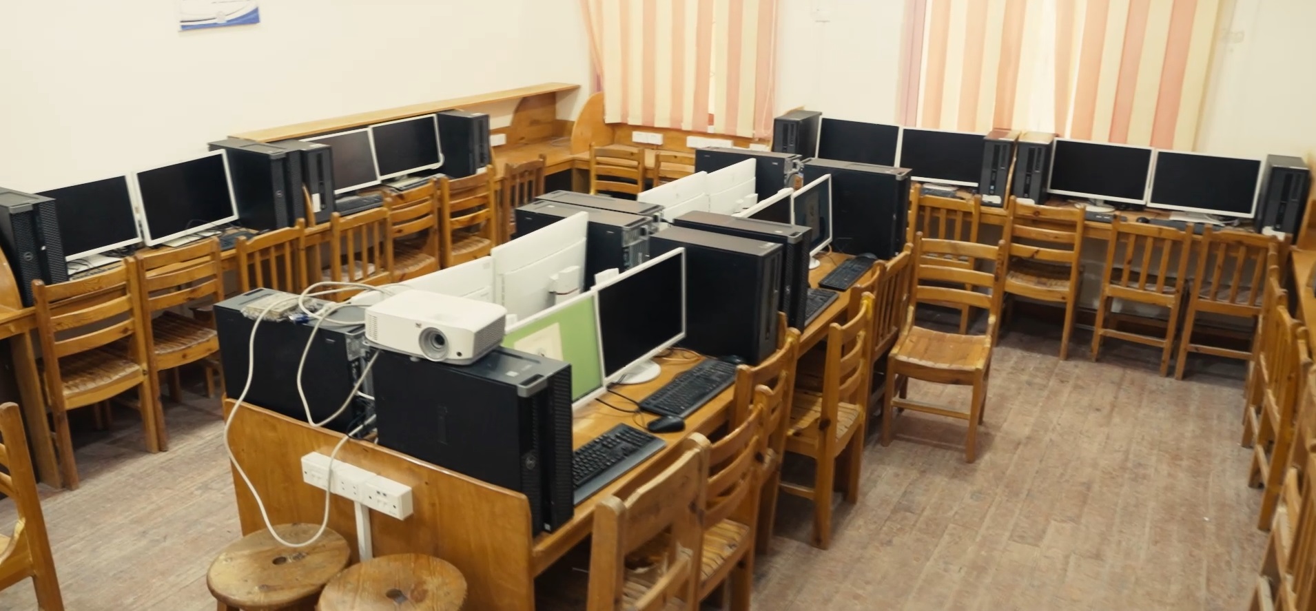 مكتبة المعهد